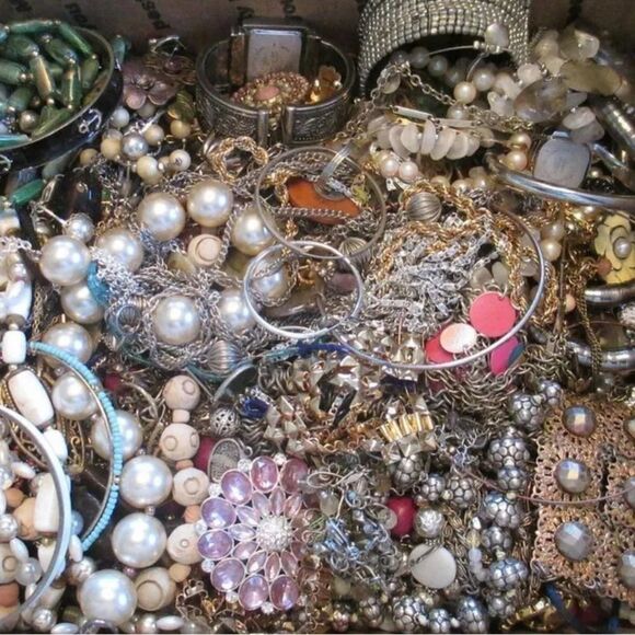 1 LB UNSEARCHED MYSTERY Jewelry LOT Wearable Necklaces Earrings Bracelets & MORE - Picture 8 of 11